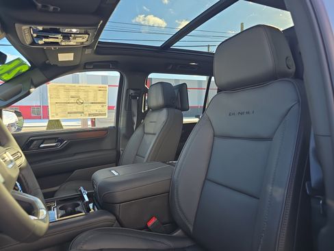 New 2026 GMC Yukon XL Denali w/ Denali Reserve Package image 12