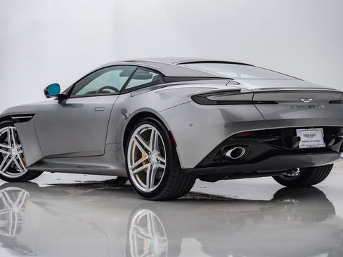 Used 2025 Aston Martin DB12 Coupe RWD image 8