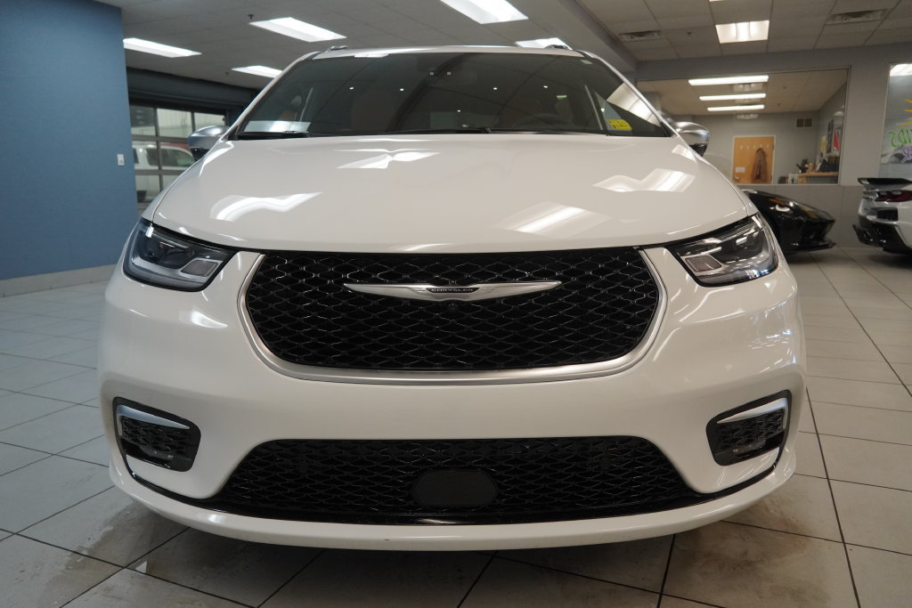 Used 2025 Chrysler Pacifica Pinnacle AWD/4WD image 14