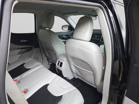 Used 2020 Jeep Cherokee Latitude Plus FWD image 32