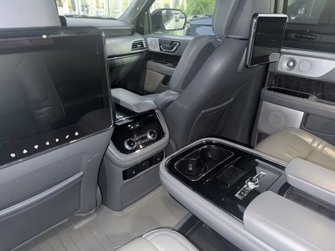 Used 2019 Lincoln Navigator Reserve image 10