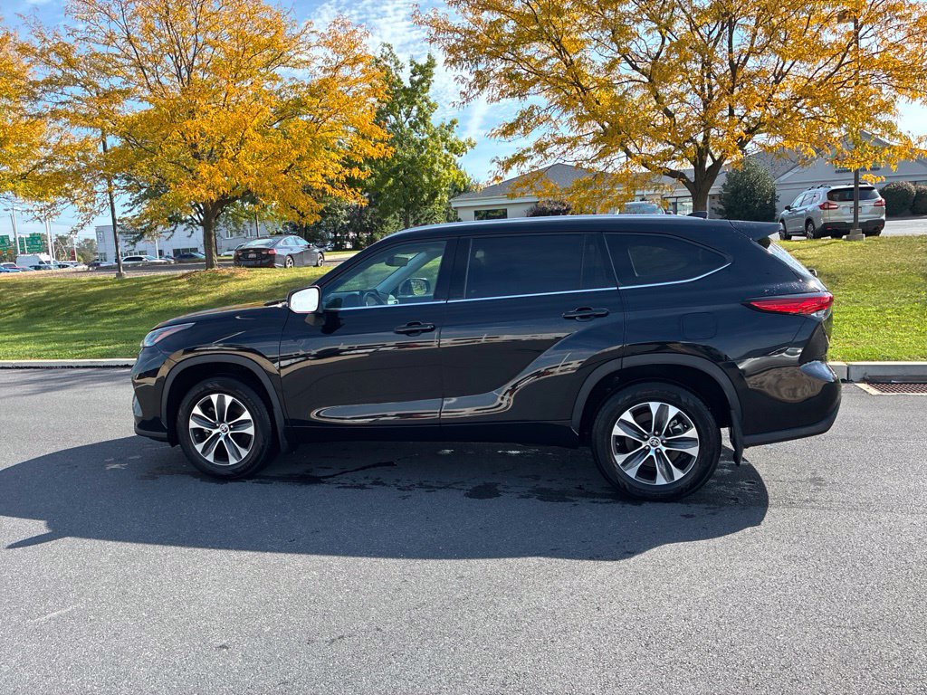 Used 2022 Toyota Highlander XLE AWD/4WD image 14