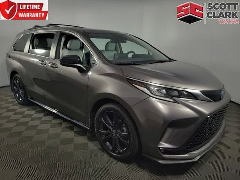Used 2022 Toyota Sienna XSE image 1