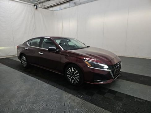 Used 2024 Nissan Altima 2.5 SV FWD image 3