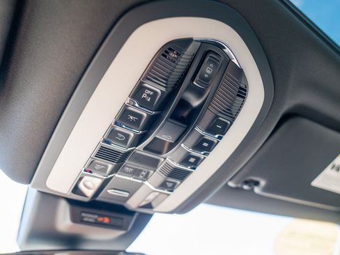 Certified 2026 Porsche Macan AWD/4WD image 21