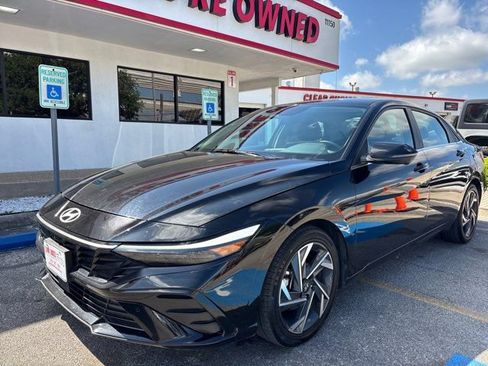 Used 2024 Hyundai Elantra Limited image 3