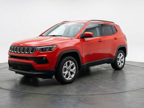 Used 2025 Jeep Compass Latitude image 3