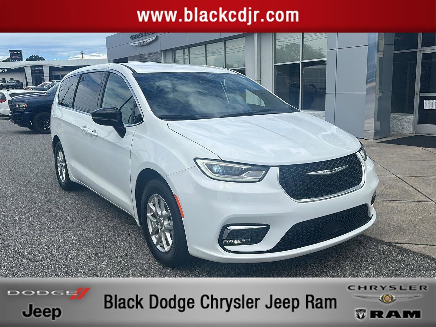 Used 2025 Chrysler Pacifica Select FWD image 1