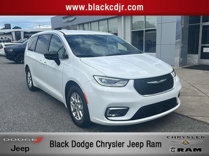 Used 2025 Chrysler Pacifica Select