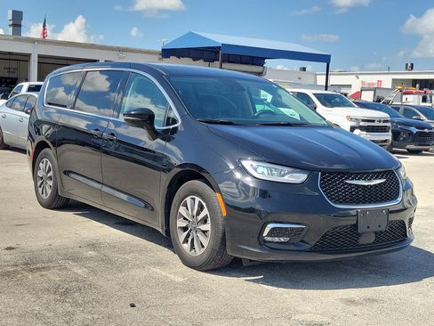 Used 2024 Chrysler Pacifica Limited FWD image 1