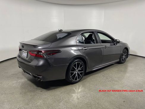 Used 2023 Toyota Camry SE image 3