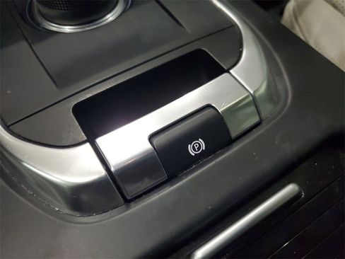 Used 2018 Land Rover Discovery Sport SE image 28