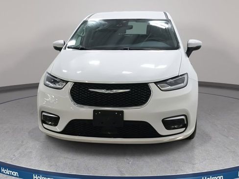 Used 2023 Chrysler Pacifica Touring-L image 3