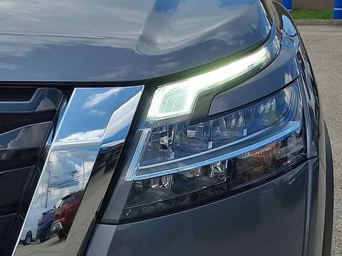 Used 2022 Nissan Pathfinder SL AWD/4WD image 9