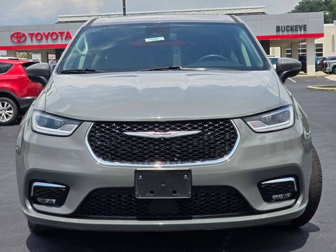 Used 2023 Chrysler Pacifica Touring-L FWD image 3
