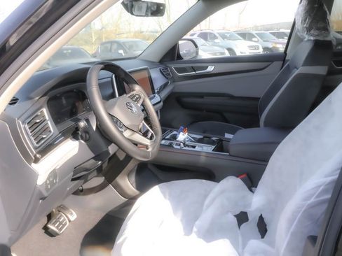 New 2026 Volkswagen Atlas Peak Edition image 4