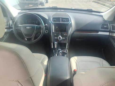 Used 2018 Ford Explorer Platinum image 10