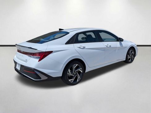 Used 2025 Hyundai Elantra SEL FWD image 4