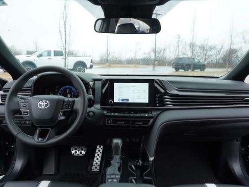 Used 2025 Toyota Camry SE image 25