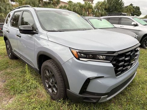 Used 2025 Honda Pilot TrailSport image 1
