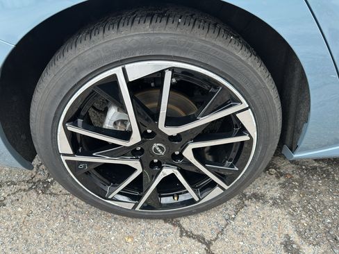 Used 2025 Nissan Sentra SR FWD image 9