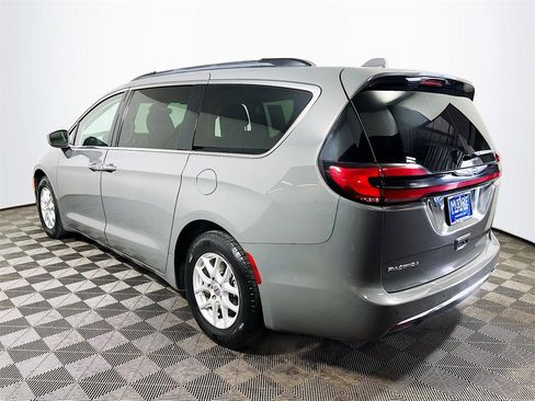 Used 2022 Chrysler Pacifica Touring-L image 6