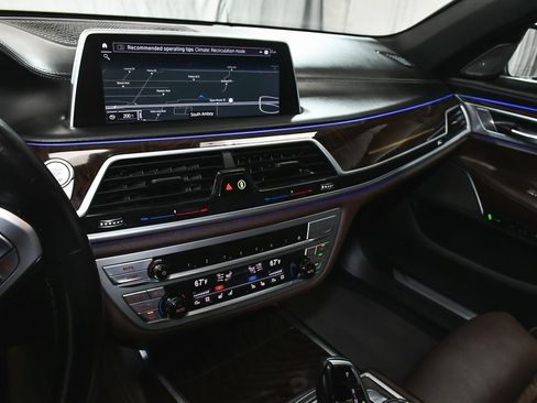 Used 2022 BMW 750i xDrive w/ Executive Package image 64