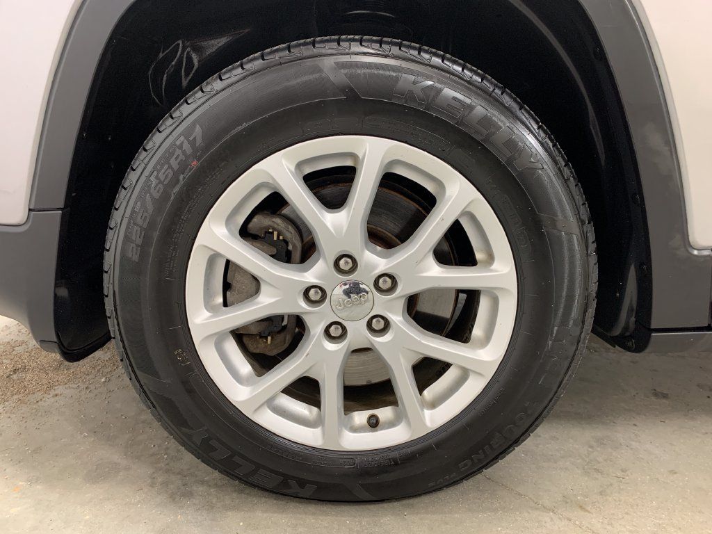 Used 2017 Jeep Cherokee Latitude w/ Cold Weather Group AWD/4WD image 2