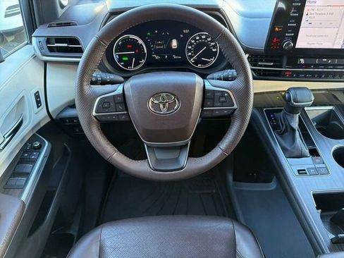 Used 2023 Toyota Sienna Platinum image 18