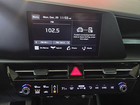 Used 2023 Kia Niro LX image 16