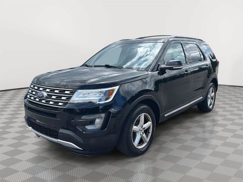 Used 2017 Ford Explorer XLT w/ Equipment Group 202A AWD/4WD image 20