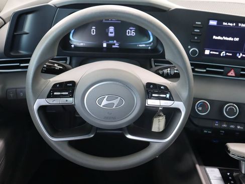Used 2024 Hyundai Elantra SE FWD image 9
