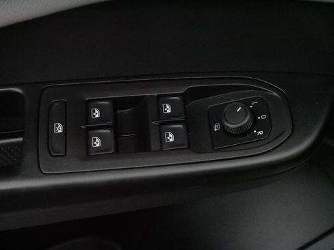 Certified 2024 Volkswagen Taos SE image 19