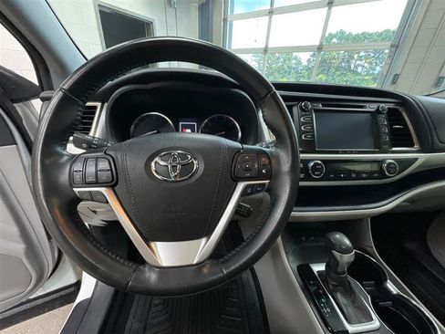 Used 2019 Toyota Highlander XLE FWD image 14