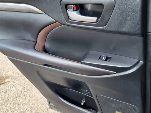 Used 2017 Toyota Highlander Limited image 19