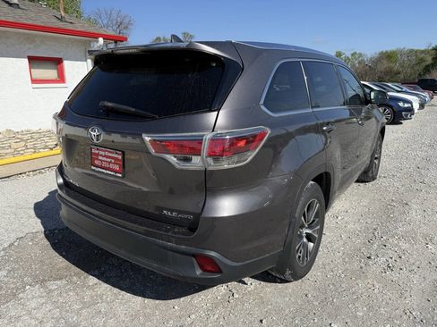 Used 2016 Toyota Highlander XLE AWD/4WD image 3