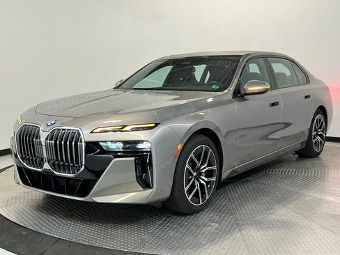 Used 2024 BMW 740i image 3