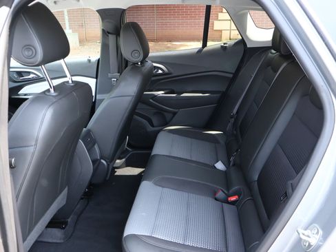 Used 2025 Chevrolet Trax LT FWD image 17