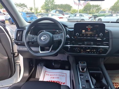 Used 2025 Nissan Pathfinder SV FWD image 11