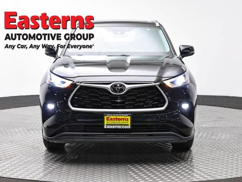 Used 2021 Toyota Highlander XLE AWD/4WD image 2
