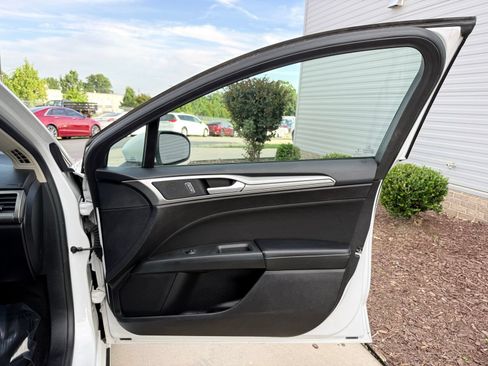 Used 2019 Ford Fusion SE FWD image 18