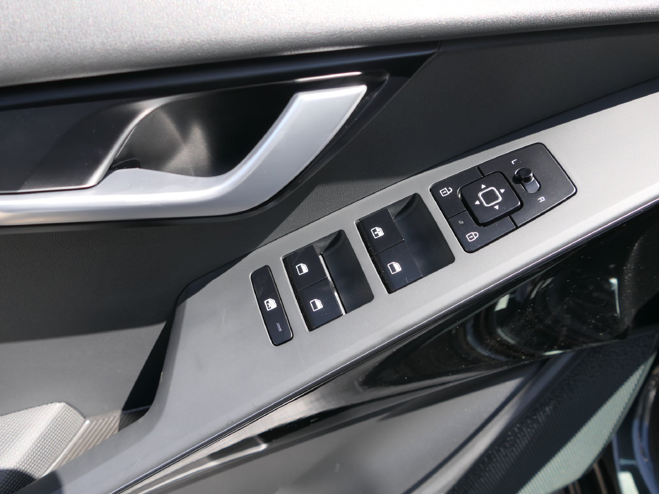 Used 2025 Kia Niro EX FWD image 12