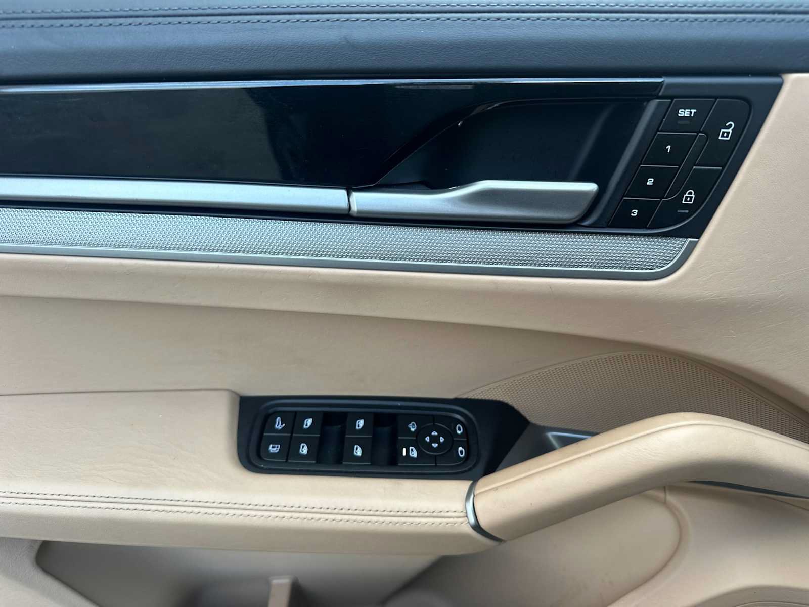 Certified 2025 Porsche Cayenne E-Hybrid AWD/4WD image 12
