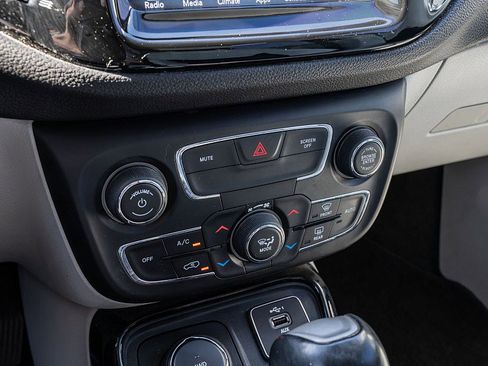 Used 2019 Jeep Compass Limited image 29