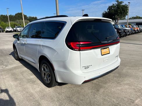 Used 2023 Chrysler Pacifica Limited AWD/4WD image 3