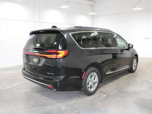 Used 2023 Chrysler Pacifica Limited FWD image 9
