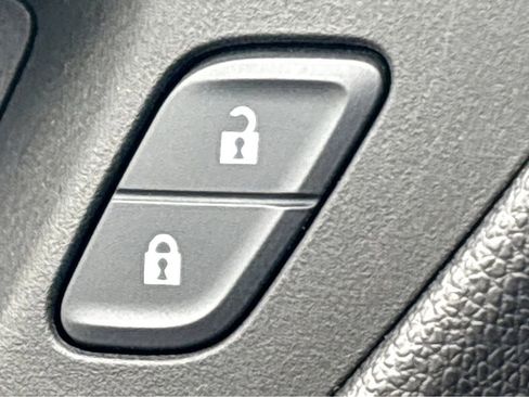Used 2025 Chevrolet Trax LT FWD image 27