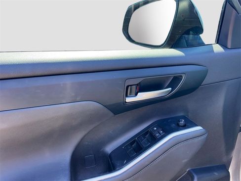 Used 2023 Toyota Highlander L image 9