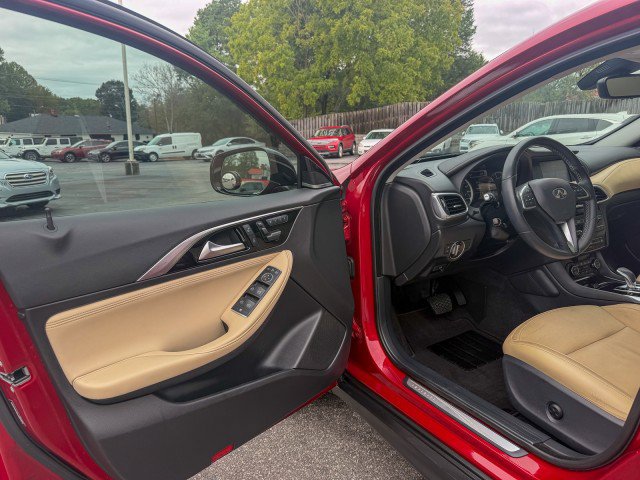 Used 2018 INFINITI QX30 Premium w/ Cargo Package AWD/4WD image 14