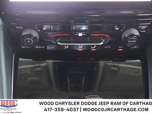 Used 2024 Jeep Grand Cherokee Limited w/ Black Appearance Package AWD/4WD image 15